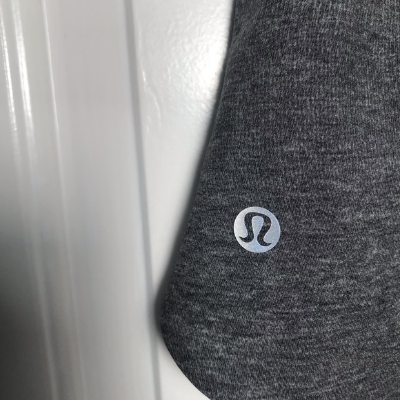 Lululemon shorts-like new size 4 - Picture 5 of 8